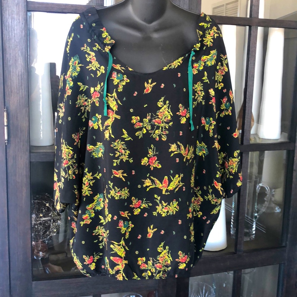 Beautiful Patterson J Kincaid top, size small. Great condition.